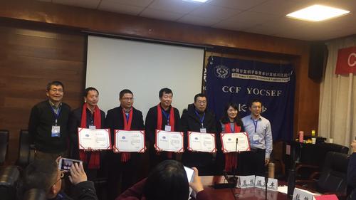 图3 徐明和欧阳建权两位往届主席给优秀AC委员颁发证书 图3 徐明和欧阳建权两位往届主席给优秀AC委员颁发证书